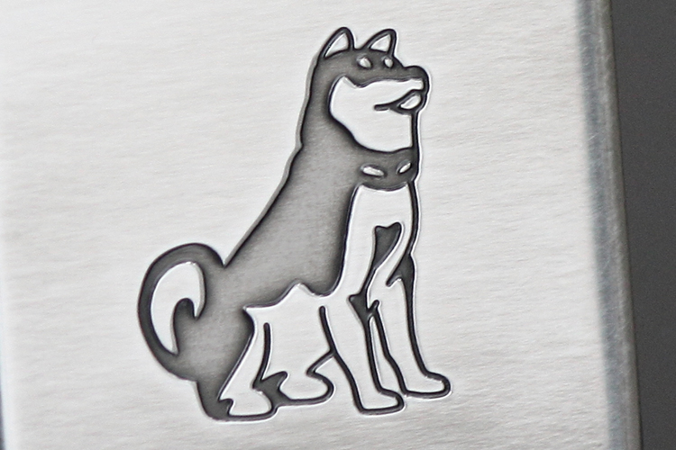 柴犬のジッポ。純銀メッキとイブシ仕上げで王道のデザインです。