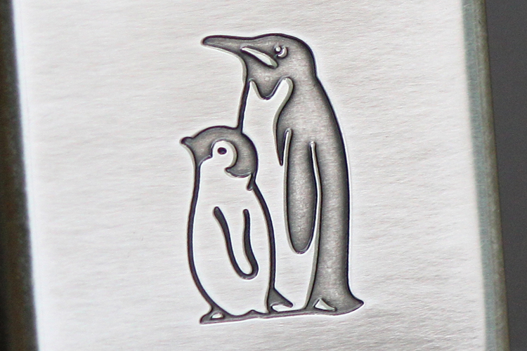 かわいいペンギン親子のかわいいジッポ。純銀メッキとイブシ仕上げです。