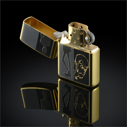 ルパン三世・ジッポ「トリプルシルエット」発売。浮かび上がるブラックサテーナのシルエット。黒と金で、ルパンの表情をシンプルに表現しています。