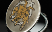 牙狼 絵本の黄金騎士 コンパクトミラー発売!ホラーに襲われた御月カオルを救った、黄金の魔戒騎士デザイン！