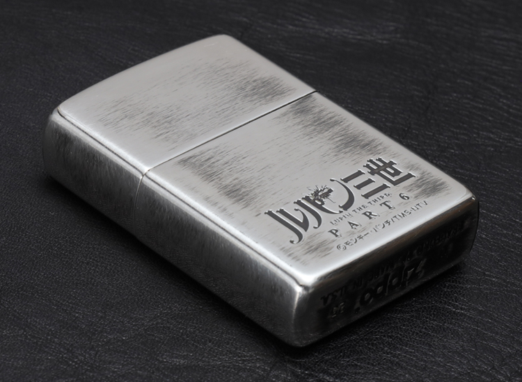 裏面はシンプルに、「ルパン三世 LUPIN THE THIRD PART6」のロゴをデザインしています。